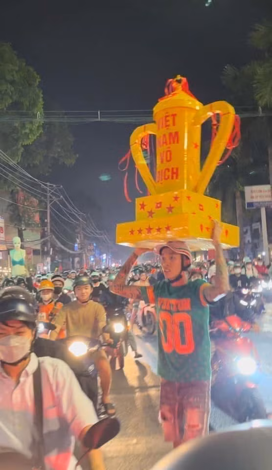 Đêm đi bão đã giúp xóa nhòa khoảng cách giữa những người xa lạ, tạo nên một cộng đồng gắn kết.