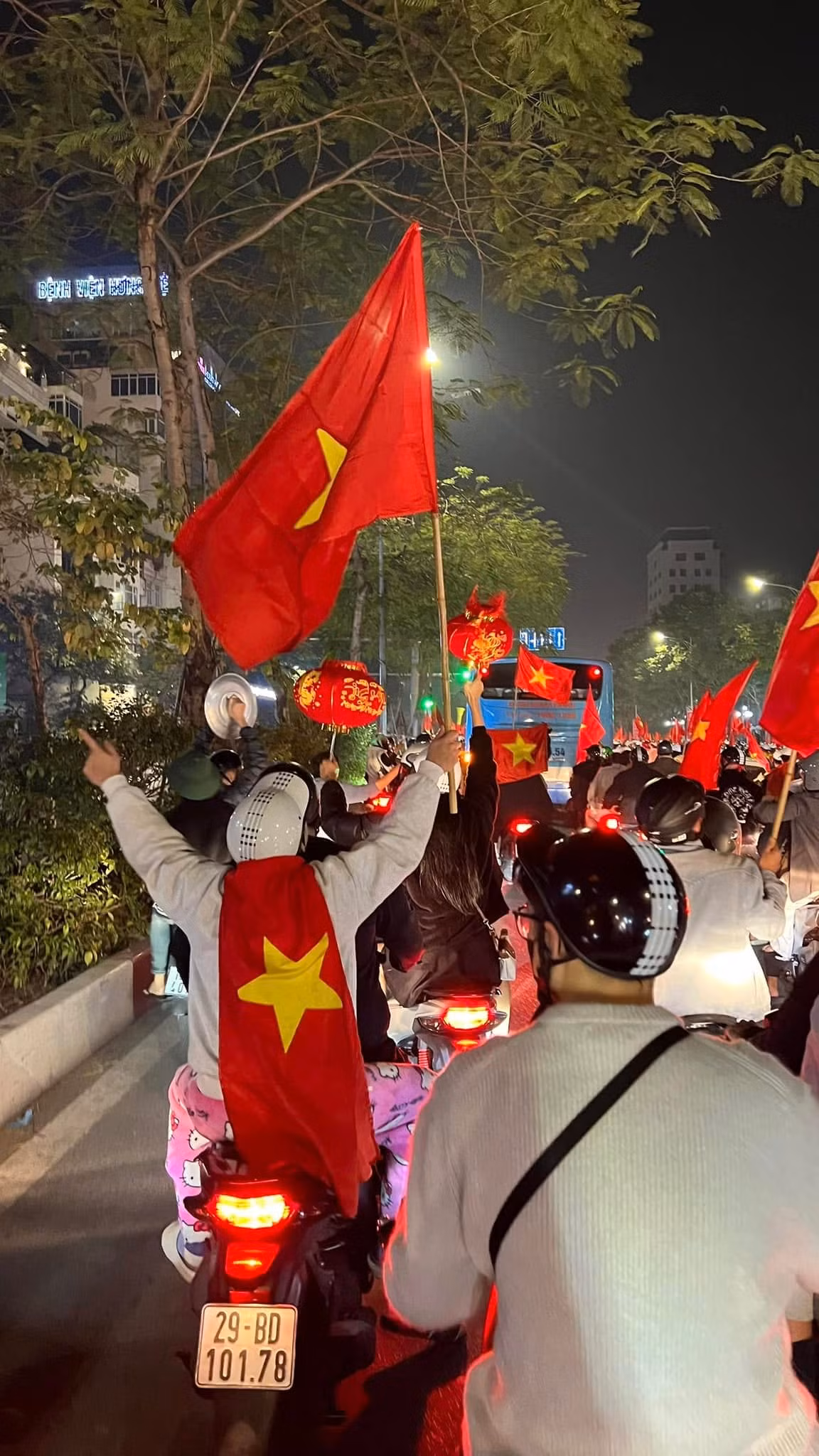 Hàng ngàn, hàng vạn người dân cùng nhau hô vang "Việt Nam Vô địch", cùng nhau hòa mình vào dòng người cuồng nhiệt.