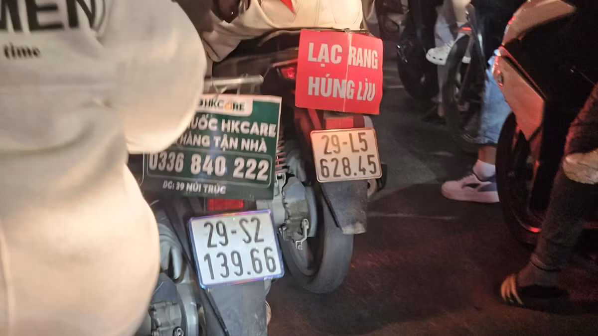 Thậm chí cả những chiếc biển quảng cáo cũng được tận dụng để đem "đi bão".