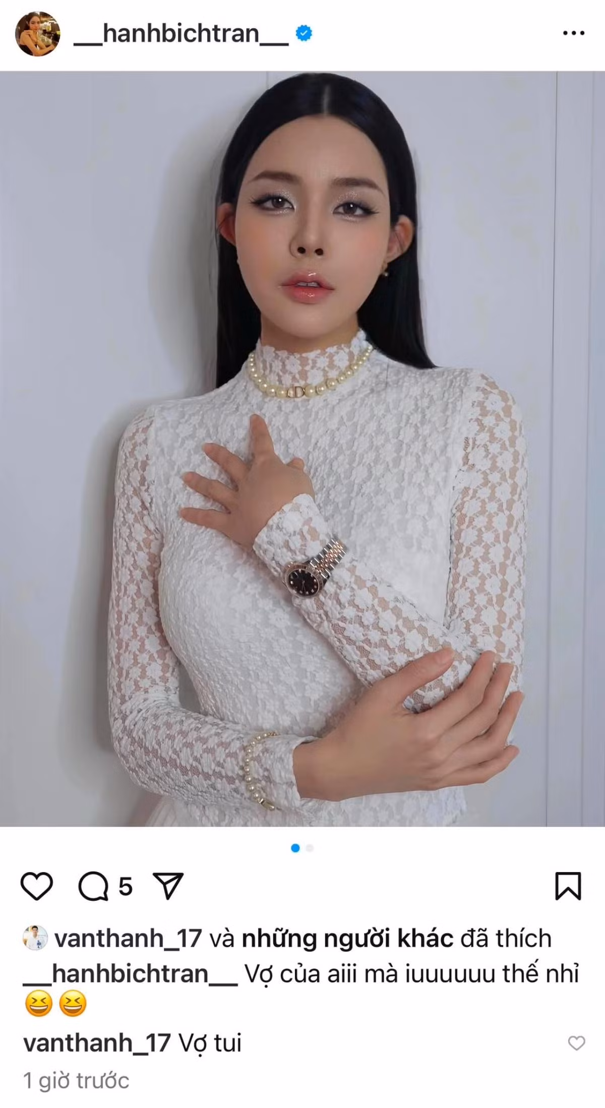 Thời gian gần đây, Văn Thanh và Bích Hạnh thường công khai tương tác qua lại trên trang cá nhân. Mới đây, khi đăng tải hình ảnh lên trang cá nhân, hot girl Bích Hạnh đính kèm dòng trạng thái: "Vợ của ai mà yêu thế nhỉ". Trước động thái này, Vũ Văn Thanh đã vội để lại bình luận đáp lời: "Vợ tôi".