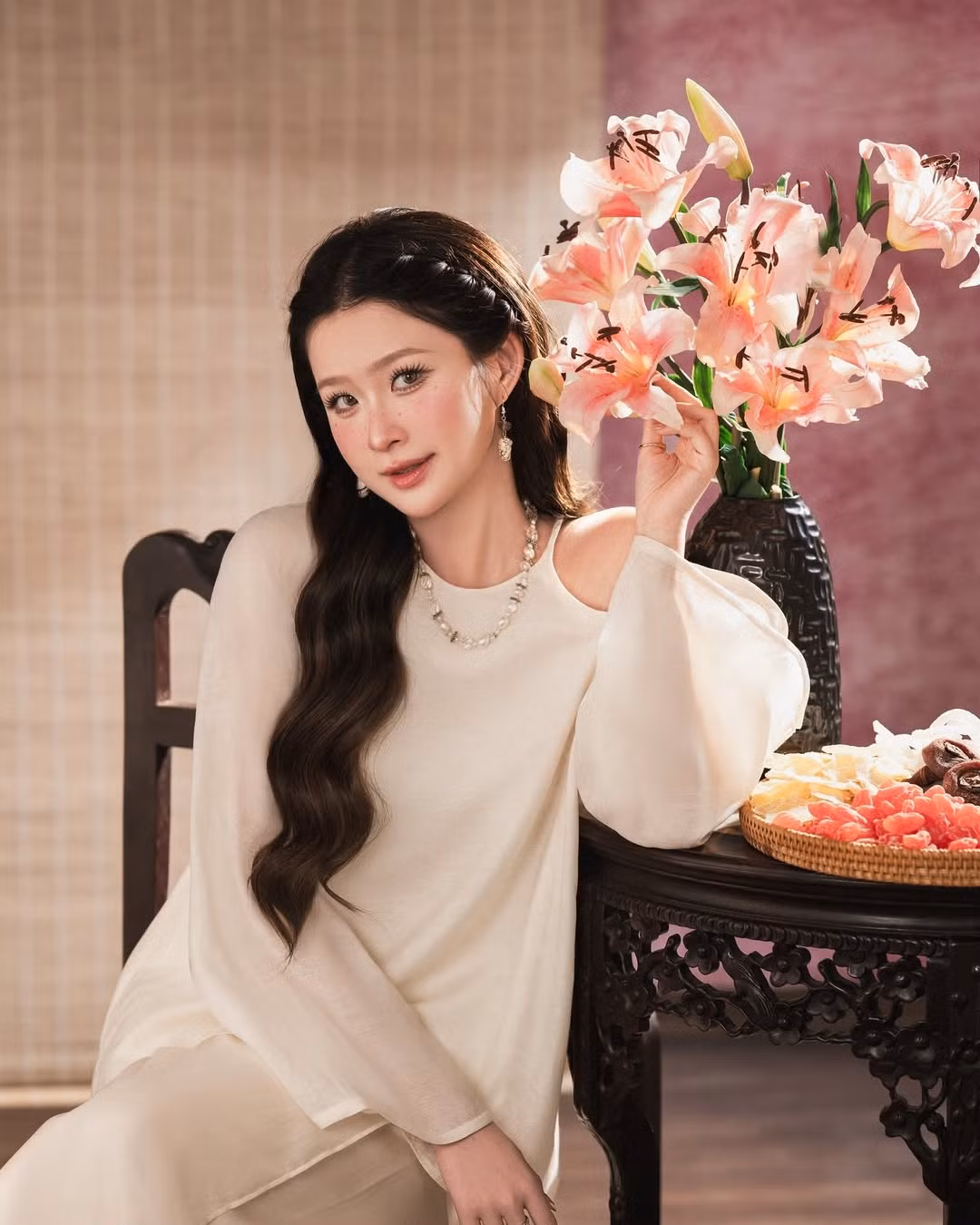 Trước đó ít ngày, cô nàng cũng đăng tải bộ ảnh đậm không khí Tết.