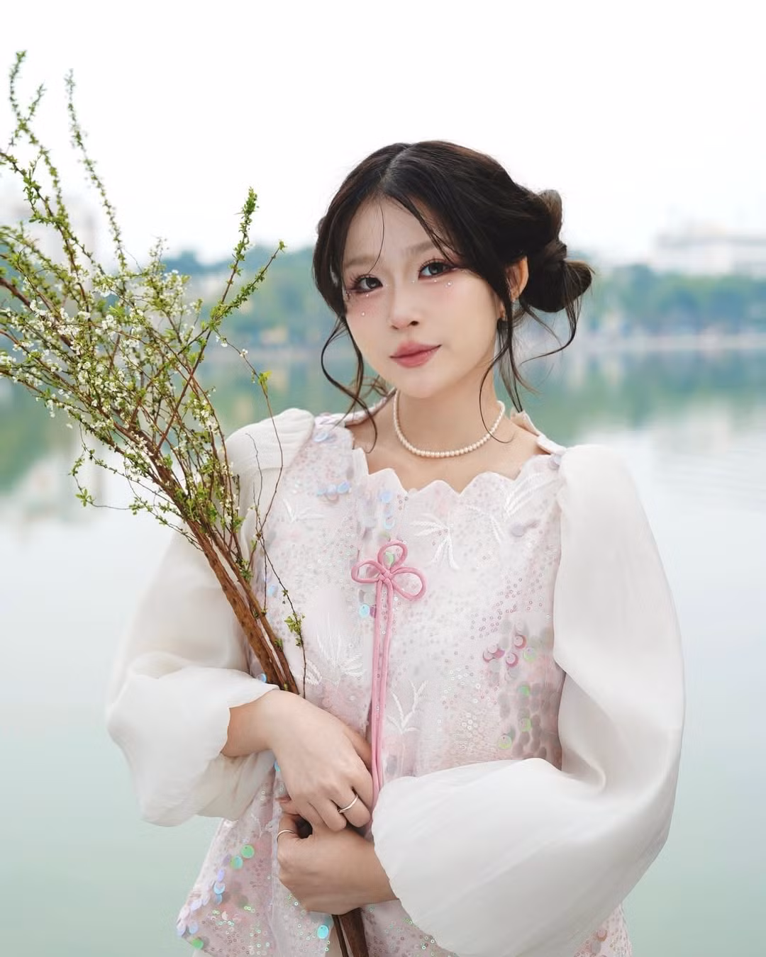 Cô bạn lựa chọn cho mình set đồ có tone hồng nhẹ nhàng, kết hợp với lối trang điểm ngọt ngào, nữ tính.