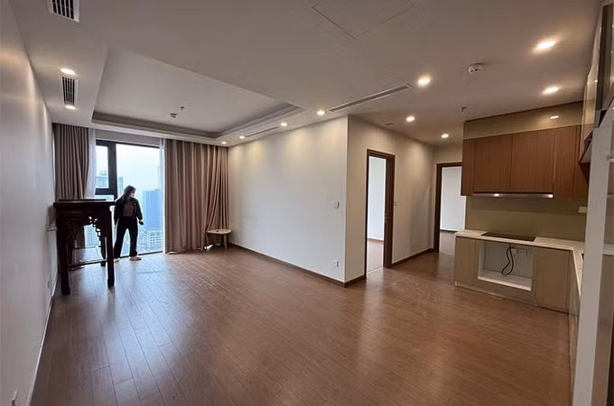 Ngày 7/1, một ngày sau khi trở về từ Thái Lan, Hoàng Đức đã cùng bố mẹ đến nhận nhà mới tại Mỹ Đình, Hà Nội. (Ảnh: MC Quang Việt)