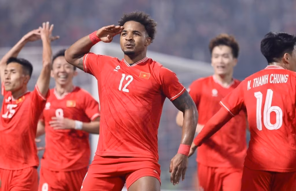 Tối 5/1, trong trận chung kết lượt về ASEAN Cup 2024, khi Xuân Son đang phản công ở biên phải thì đột nhiên ngã xuống mặt sân. Cú ngã mạnh khiến chân phải anh bị gập, tạo ra chấn thương nghiêm trọng (Ảnh: FBNV)