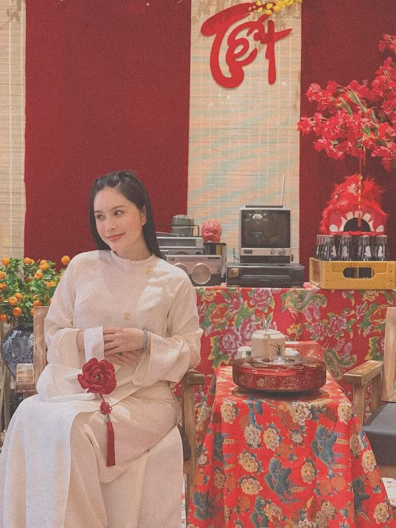 Đoàn Di Băng cũng mặc áo dài dịu dàng, chụp ảnh check-in trong không gian Tết xưa ở nhà