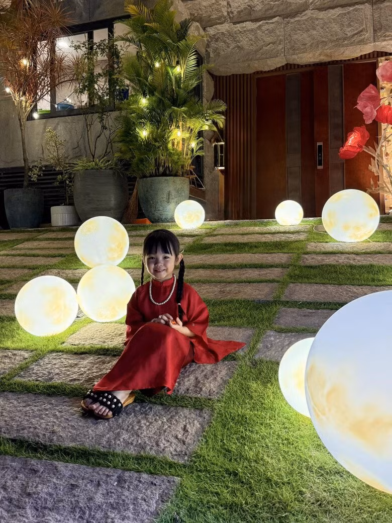 Cô bé sở hữu gương mặt xinh xắn, đáng yêu.