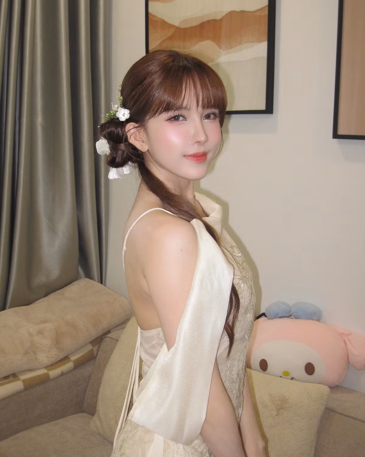 Ở dưới phần bình luận, nhiều người hâm mộ bày tỏ sự vui mừng khi nhìn thấy hình ảnh một Thiều Bảo Trâm mạnh mẽ, tích cực như vậy: "Chị iu xinh quá, cô gái mạnh mẽ là thần tượng của lòng em", "cảm phục cô gái này vì những nỗ lực không ngừng". (Ảnh: FB Thiều Bảo Trâm)