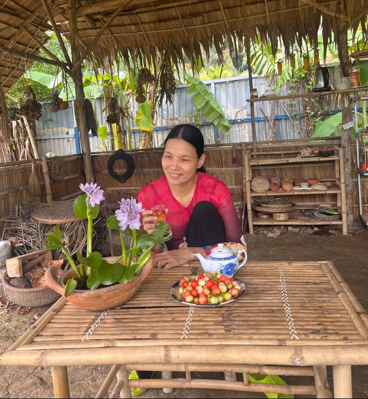 Sự đối lập giữa hình ảnh người phụ nữ áo bà ba giản dị và cô gái cá tính trên chiếc mô tô đã khiến cộng đồng mạng không khỏi trầm trồ.