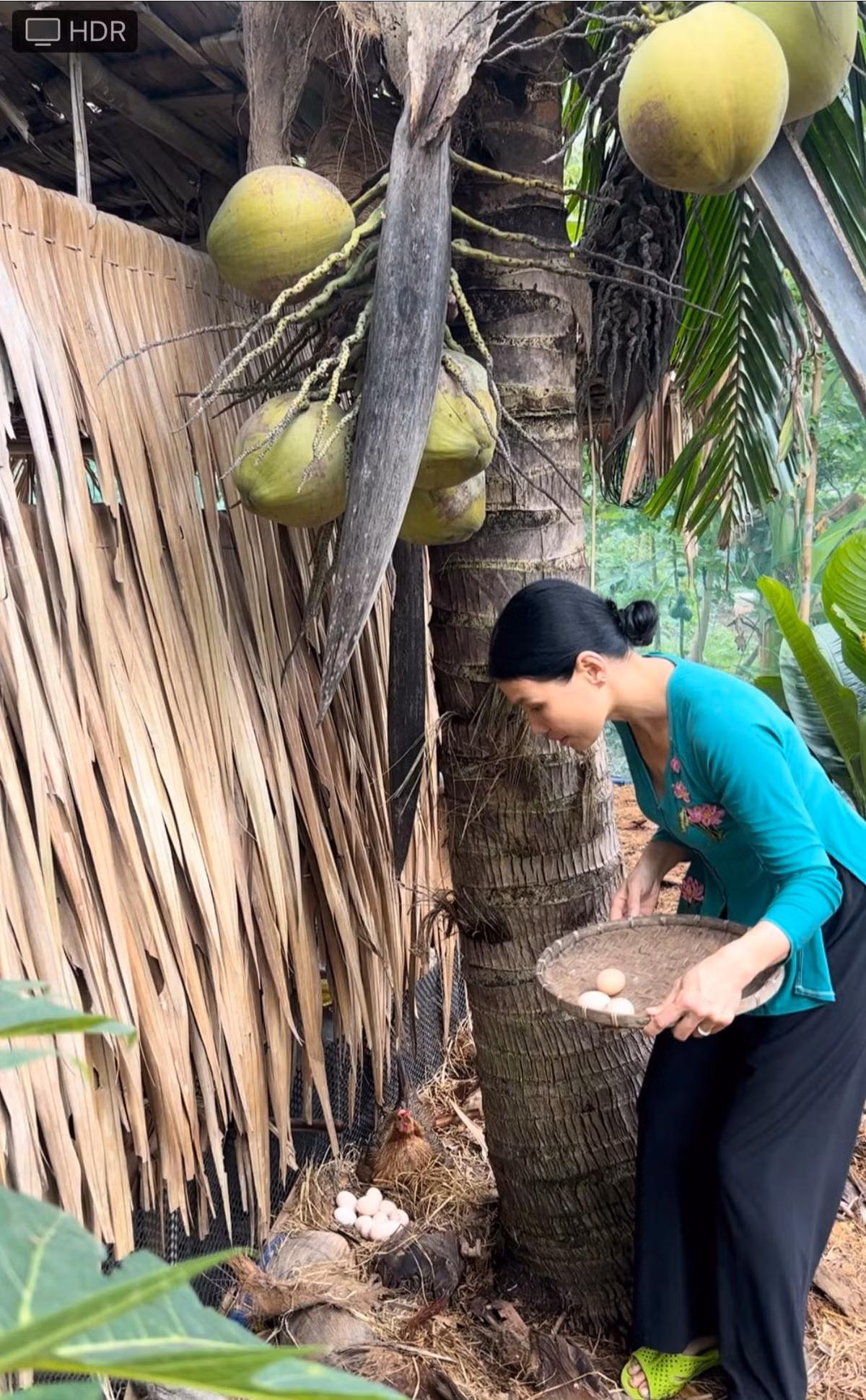 Thế nhưng đến khi biến hình, chị trông vô cùng sành điệu, không hề kém cạnh một "girl phố" nào.