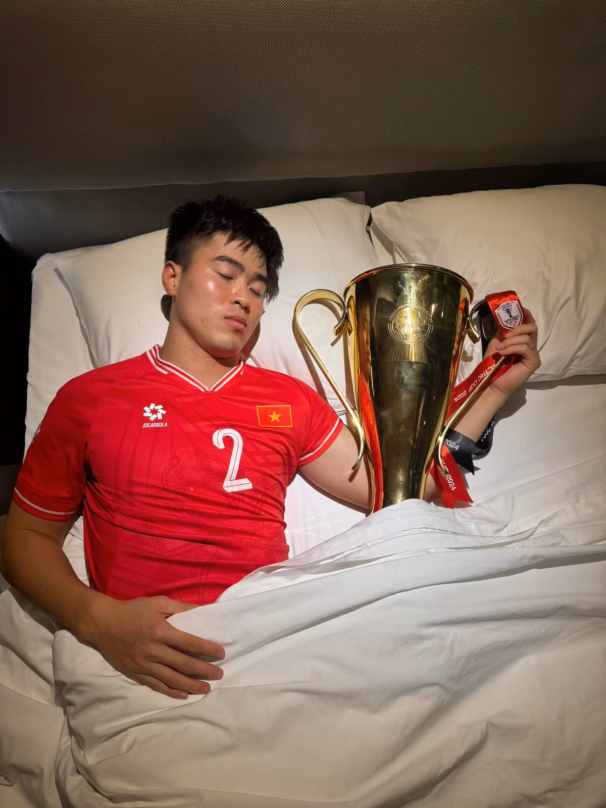 Sau khi đánh bại đối thủ nặng ký và giành chức vô địch ASIAN Cup 2024, các chiến binh sao vàng đã không giấu nổi niềm vui sướng. Không chỉ đăng tải khoảnh khắc nâng Cup trên sân cỏ, các chàng trai còn biến chiếc Cup vàng thành "gối ôm", khiến người hâm mô vô cùng thích thú. Đội trưởng Duy Mạnh với gương mặt đầy mãn nguyện khi ôm chiếc Cup trong tay.