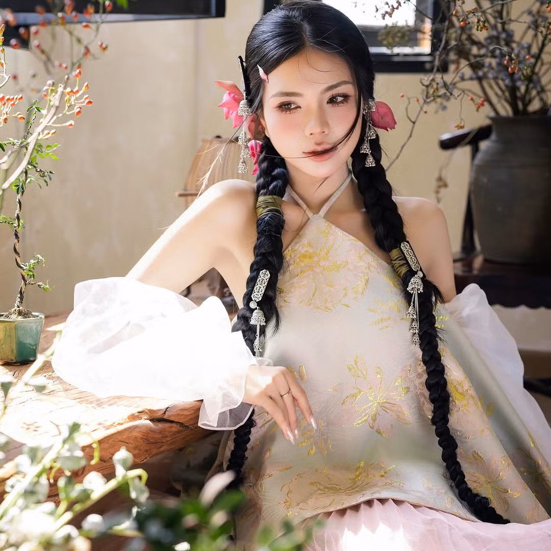 Cô nàng sở hữu thân hình mảnh mai với bờ xương quai xanh quyến rũ.