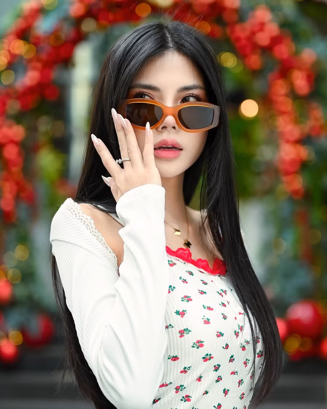 Mai Dora tên thật là Trương Vũ Quỳnh Mai, sinh năm 1995. Trước khi nổi tiếng với vai trò là MC game, cô là hot girl khá nổi tiếng trên mạng xã hội đồng thời cũng là diễn viên trẻ tài năng, thường xuyên vào những vai nữ sinh học đường.
