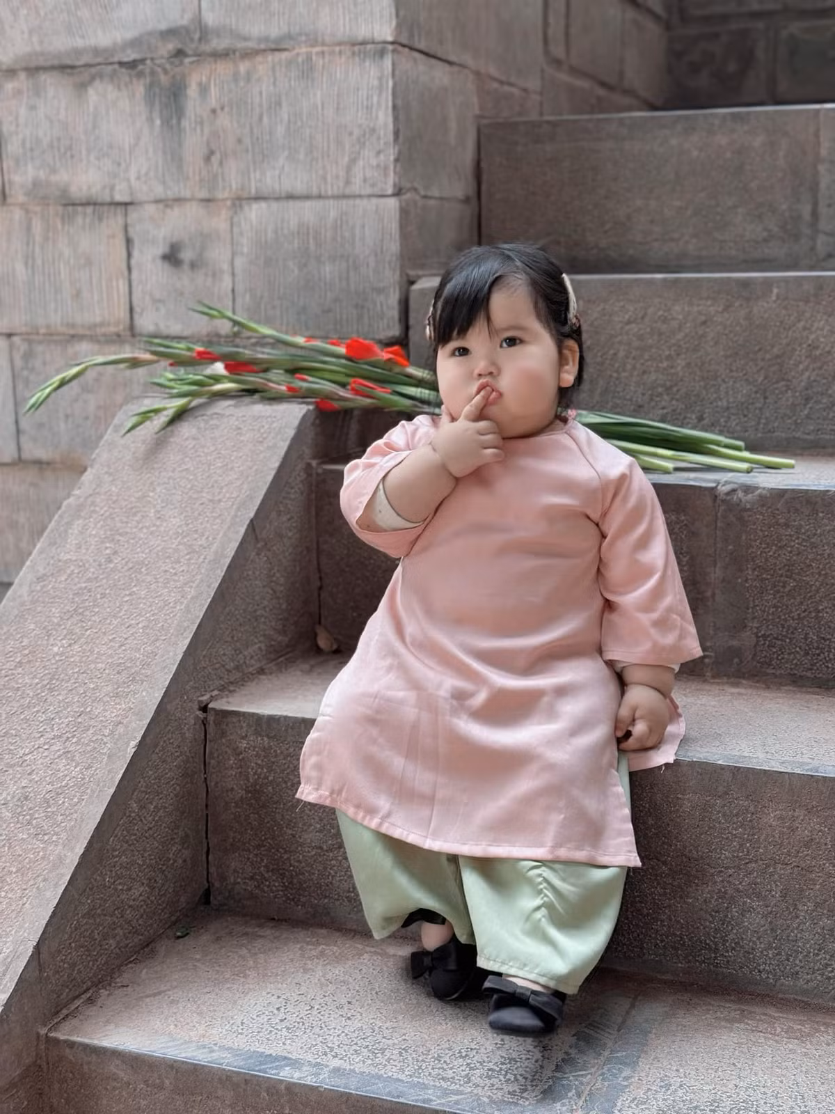 Điểm nhấn của bộ ảnh lần này chính là chiếc bụng tròn xoe, cùng thân hình ú na ú nấn của Dâu.