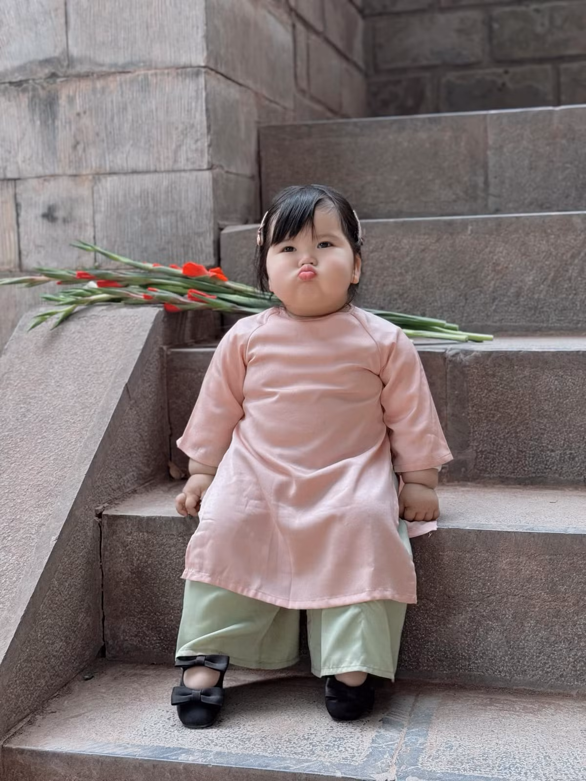 Mọi biểu cảm của bé Dâu từ chu miệng, cười tươi đều vô cùng đáng yêu.