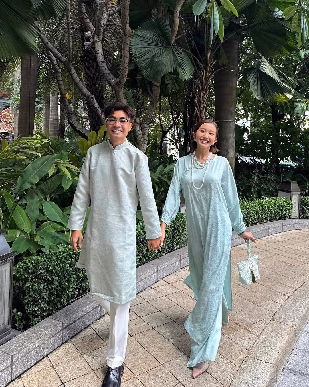 Chỉ còn không đến một tháng nữa là Tết Nguyên Đán, nhiều người đã rần rần rủ nhau đi chụp ảnh Tết sớm. Vợ chồng Huyền 2k4 - Duy Nhỏ mới đay cũng vừa đăng tải bộ ảnh chụp áo dài Tết khiến nhiều người chú ý.