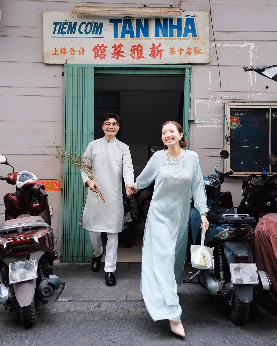 Lấy bối cảnh trước một tiệm cơm với cách thiết kế biển hiệu mang hơi hướng hoài cổ, bộ ảnh vừa toát lên nét xưa cũ, vừa mang hơi thở hiện đại.