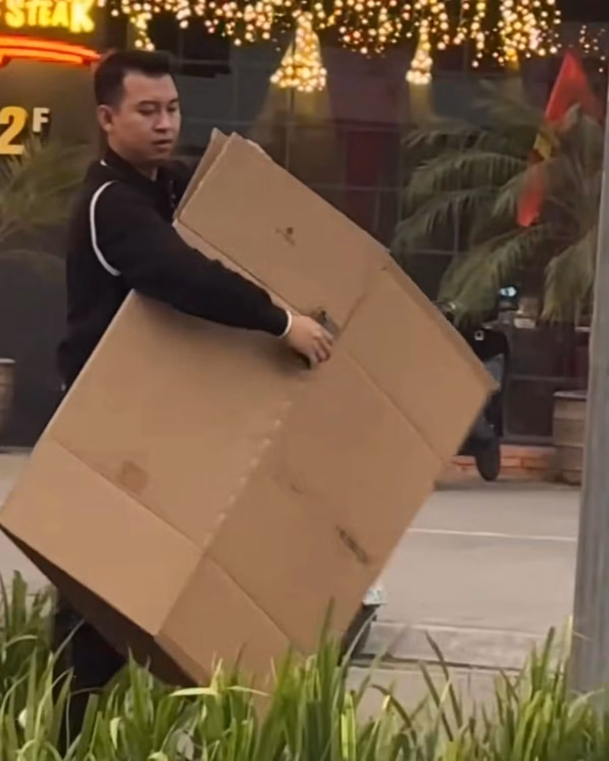 Người dân cũng cần nhập nội dung của vụ việc kèm theo hình ảnh hoặc video. Cơ quan chức năng đề nghị người dân sử dụng ngôn ngữ tiếng Việt; cung cấp trung thực, khách quan các vụ việc phản ánh. Cơ quan công an sẽ đảm bảo bảo mật thông tin của người phản ánh.