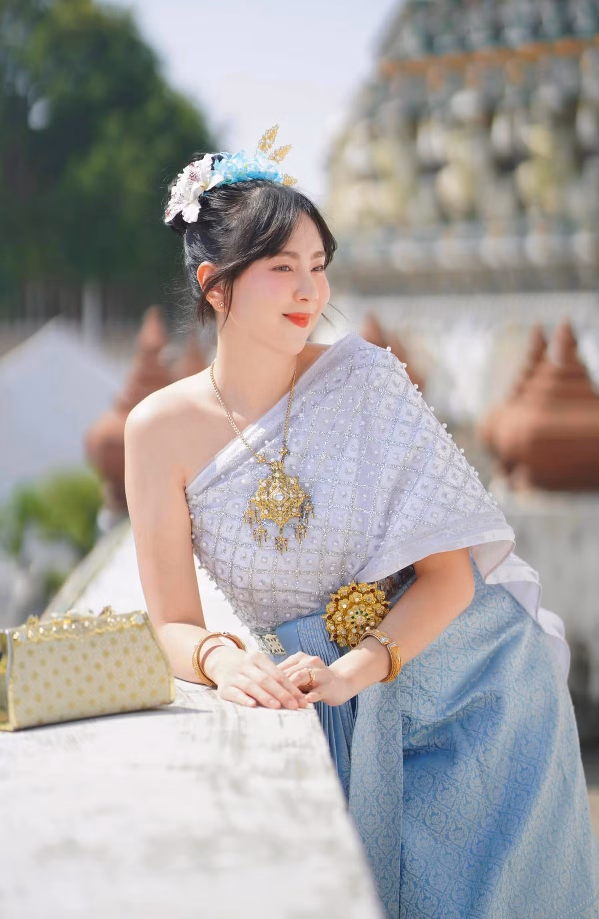 Trong loạt hình khác, Mai Ngọc khoe vẻ ngoài tươi trẻ, nhuận sắc trong trang phục truyền thống của Thái Lan.