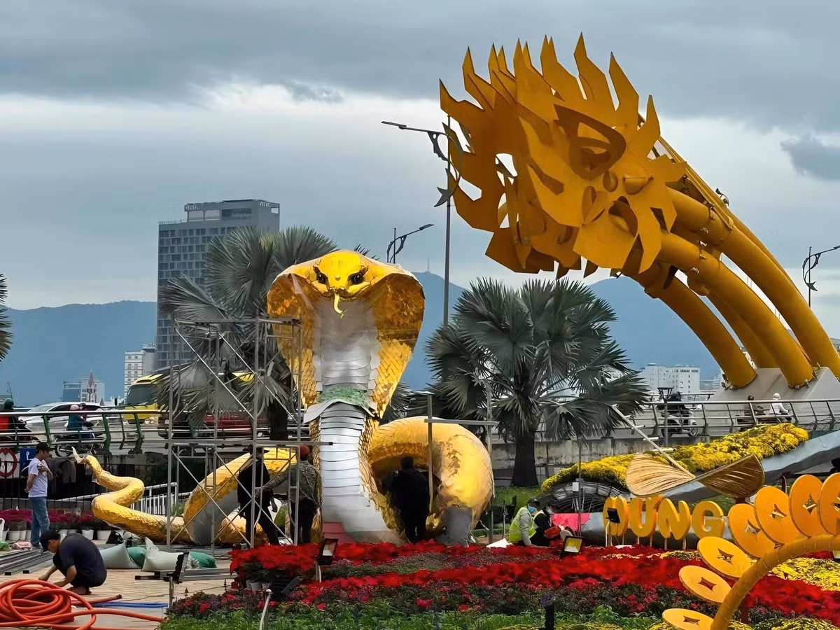 Linh vật rắn do nghệ nhân Đinh Văn Tâm ở tỉnh Quảng Trị thi công.