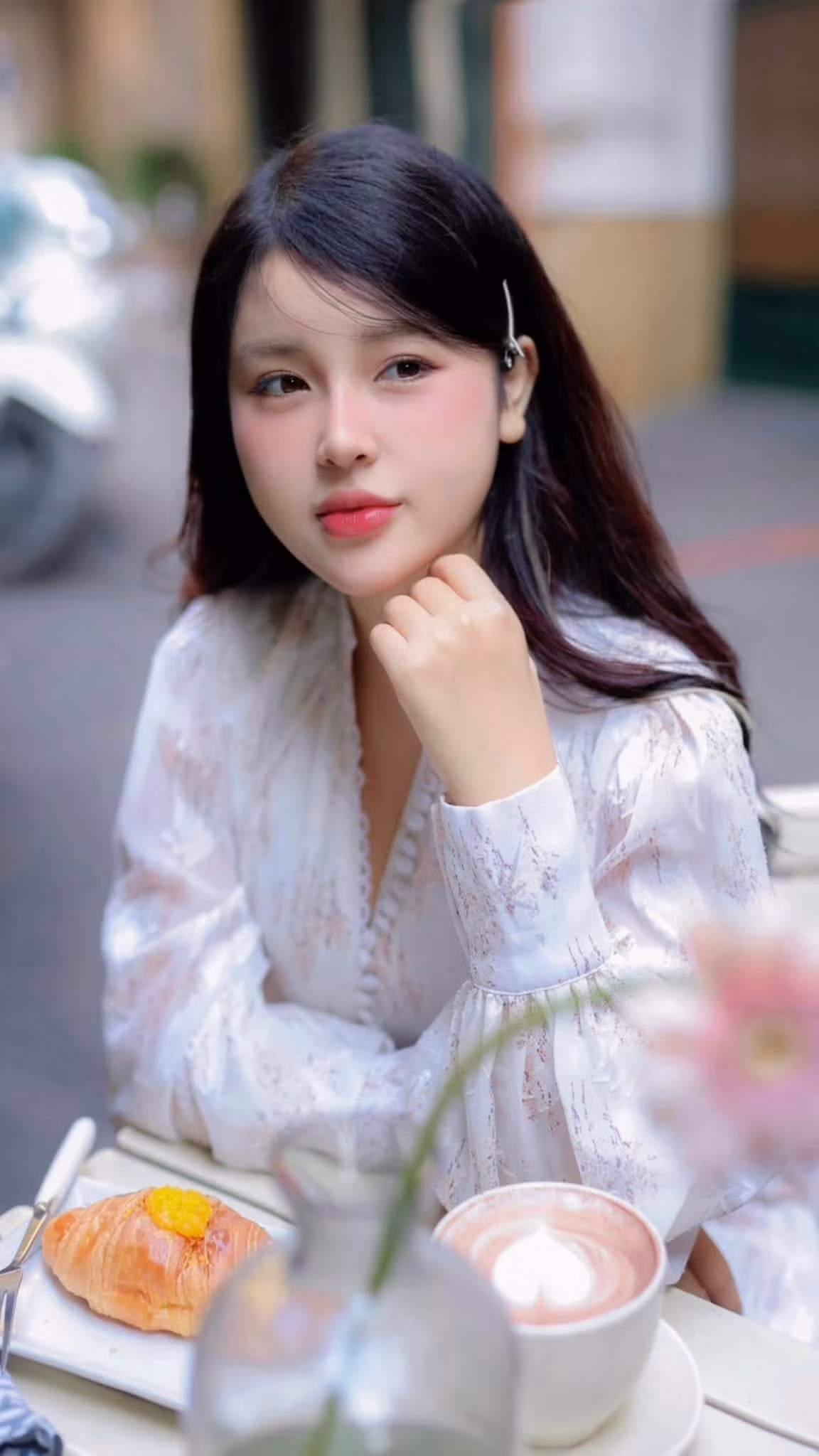 Khi đi dạy, cô giáo Thanh Nga thường diện những trang phục kín đáo và lịch sự.