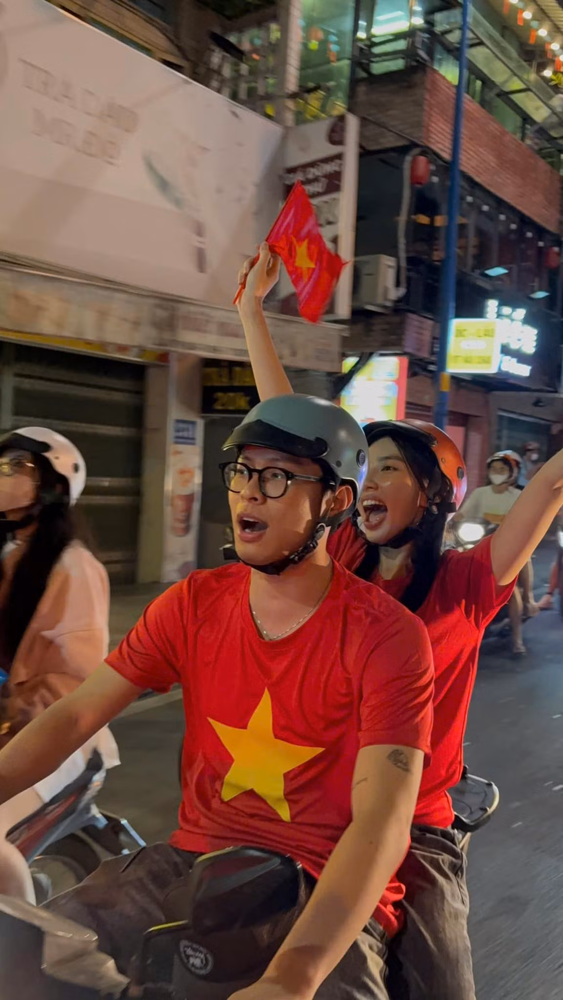 Nhiều người bày tỏ sự thích thú trước hình ảnh gần gũi, giản dị này của cặp đôi: "Nhìn vui lây luôn á", "cũng cháy không kém ai luôn", "đỉnh nóc kịch trần".