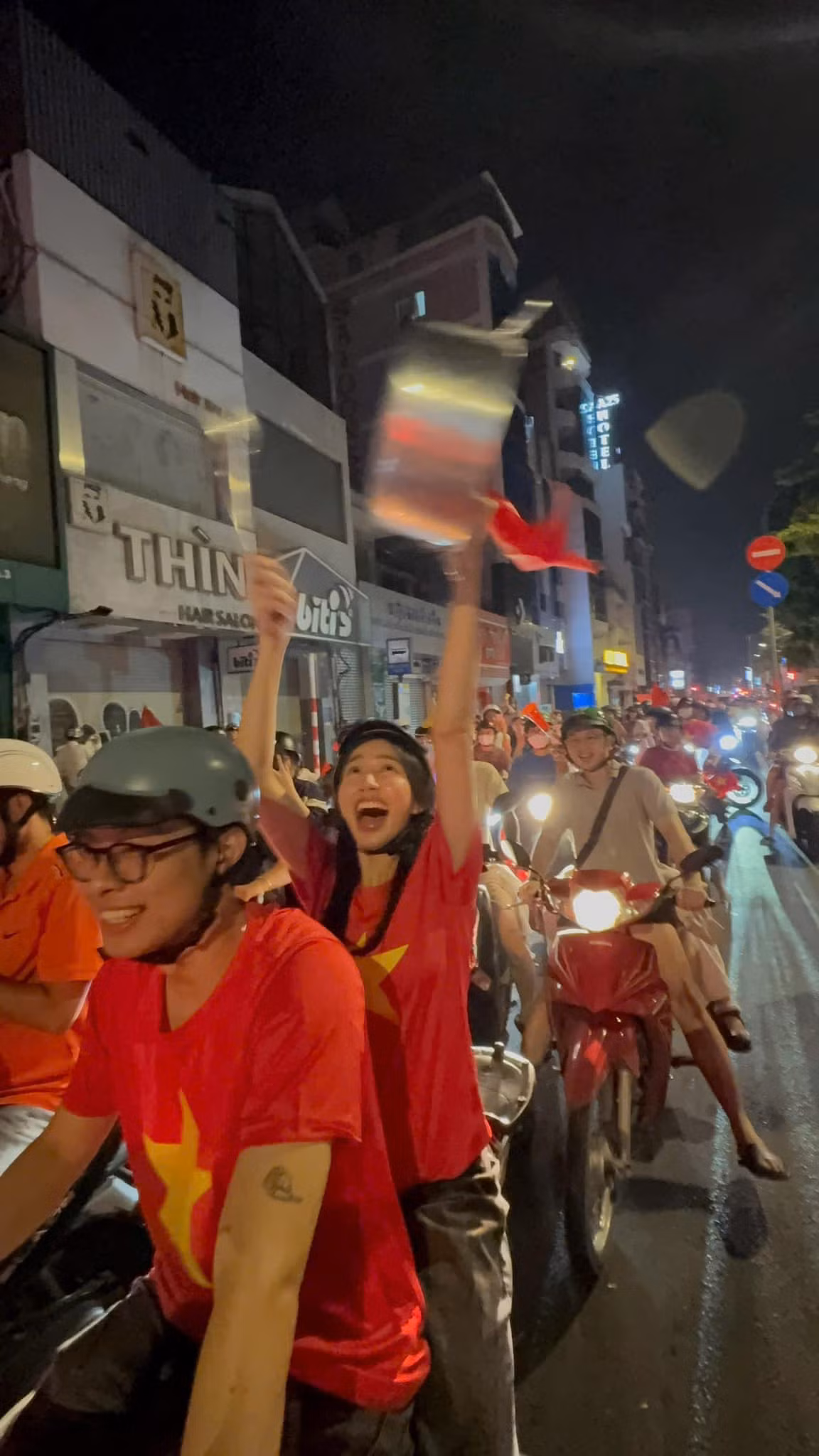 Thùy Tiên với vẻ đẹp rạng rỡ và HURRYKNG với phong cách năng động đã nhanh chóng trở thành tâm điểm chú ý của mọi ánh nhìn