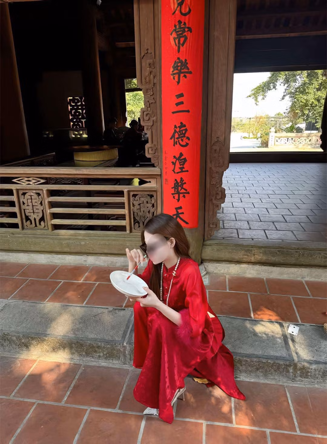 Theo đó, các bạn này đều là nữ, mang theo đạo cụ là...điếu đóm, thậm chí cả đĩa và một thứ trông tương tự như chất kích thích. Các bạn này tạo dáng như những "dân chơi", ngồi ở bậc thềm của chùa rồi...hít thứ bột trên đĩa.