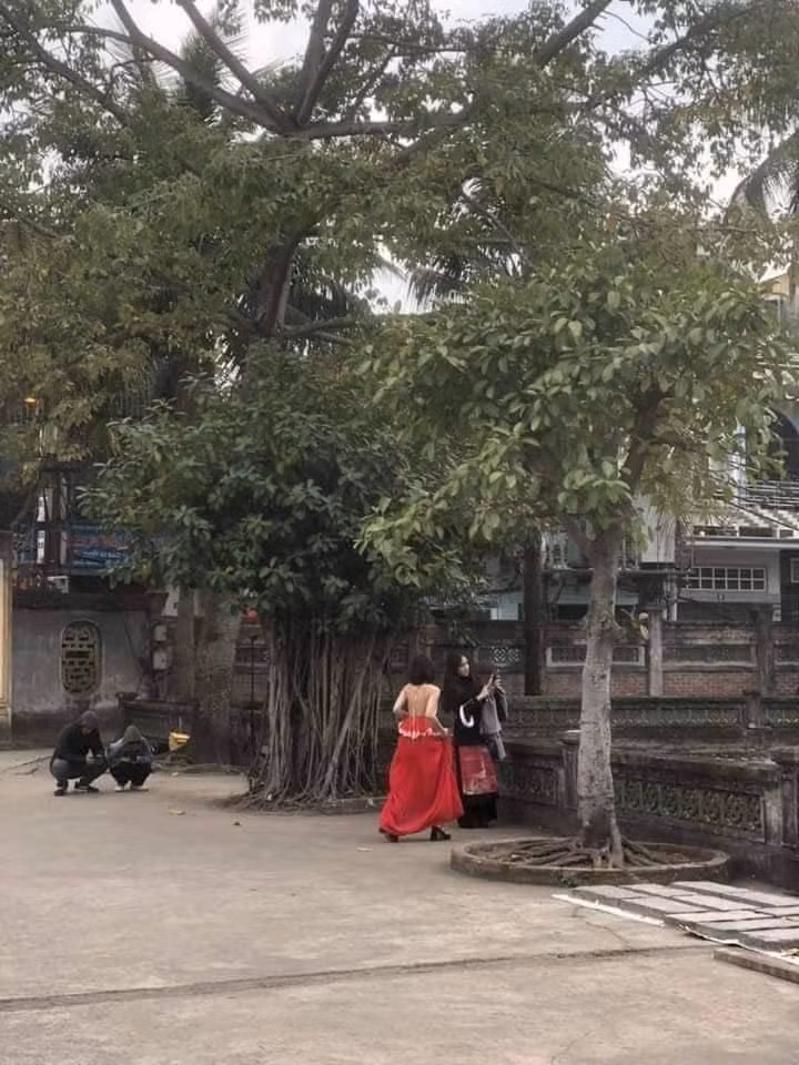 Nhiều bạn trẻ diện yếm hở hết cả phần phía sau lưng, đứng tạo dáng thản nhiên như không.