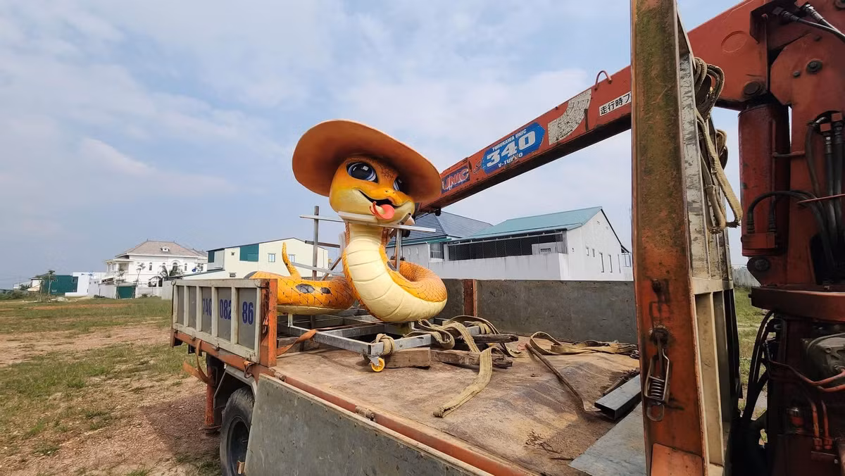 Được biết, "bé Na" này được đặt ở huyện vùng cao Hướng Hóa thuộc tỉnh Quảng Trị, đặt ở vườn hoa lưng chừng đồi, nhìn ra cánh đồng điện gió ẩn hiện trong mây đầy thơ mộng.