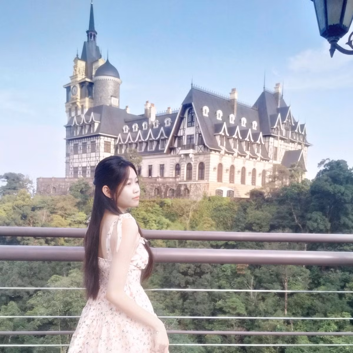 Trên nhiều diễn đàn, các bạn trẻ còn chia sẻ cách để đến tòa lâu đài "bỏ hoang" nói trên, đồng thời là những địa điểm để có được tầm mắt và chụp ảnh sống ảo đẹp nhất.