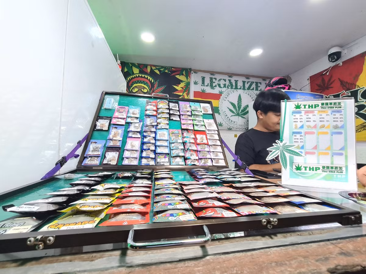 Một cửa hàng phân phối cần sa với mức giá từ 250 - 450 baht (165.000 - 300.000 đồng).