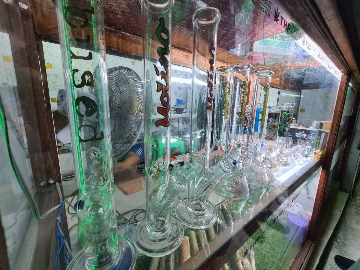 Dù vậy, tại một số cửa hàng phân phối cần sa còn bán kèm theo cả bình thủy tinh để hút cần.