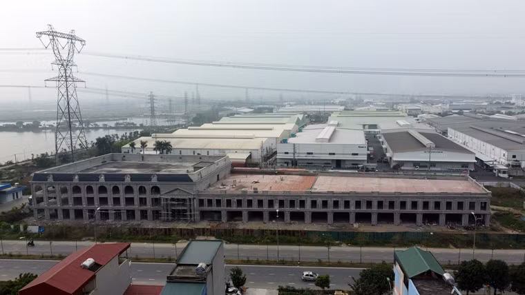 Ghi nhận của phóng viên ngày 16/11/2022 cho thấy, công trình mà người dân phản ánh là một dãy nhà với 2 phần lần lượt cao 2 và 3 tầng. Công trình hiện đã xây xong phần thô và đang trong giai đoạn hoàn thiện. Đáng chú ý, công trình này nằm rất gần với cột điện cao thế, thậm chí khi phóng viên đứng dưới chân của công trình vẫn nghe rõ tiếng “lẹt xẹt” đến sợ hãi phát ra từ đường dây điện chạy trên đầu.
