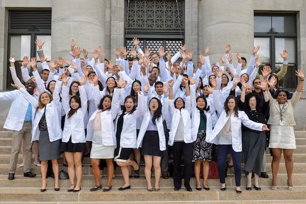 Bên cạnh những yêu cầu cơ bản như: hoàn thành chương trình dự bị y khoa, đạt kết quả tốt trong kỳ thi MCAT (Medical College Admission Test), thư giới thiệu, trình độ ngoại ngữ, ứng viên muốn theo học tại Đại học Y Harvard còn phải chứng minh bản thân có khả năng phân tích, là người nhân văn và tương lai sẽ trở thành bác sĩ có y đức.