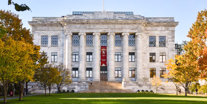 Là trường đào tạo ngành Y tốt nhất ở Mỹ cũng như thế giới, Đại học Y Harvard thành lập năm 1782. Ngôi trường danh tiếng này có hơn 11.500 giảng viên.