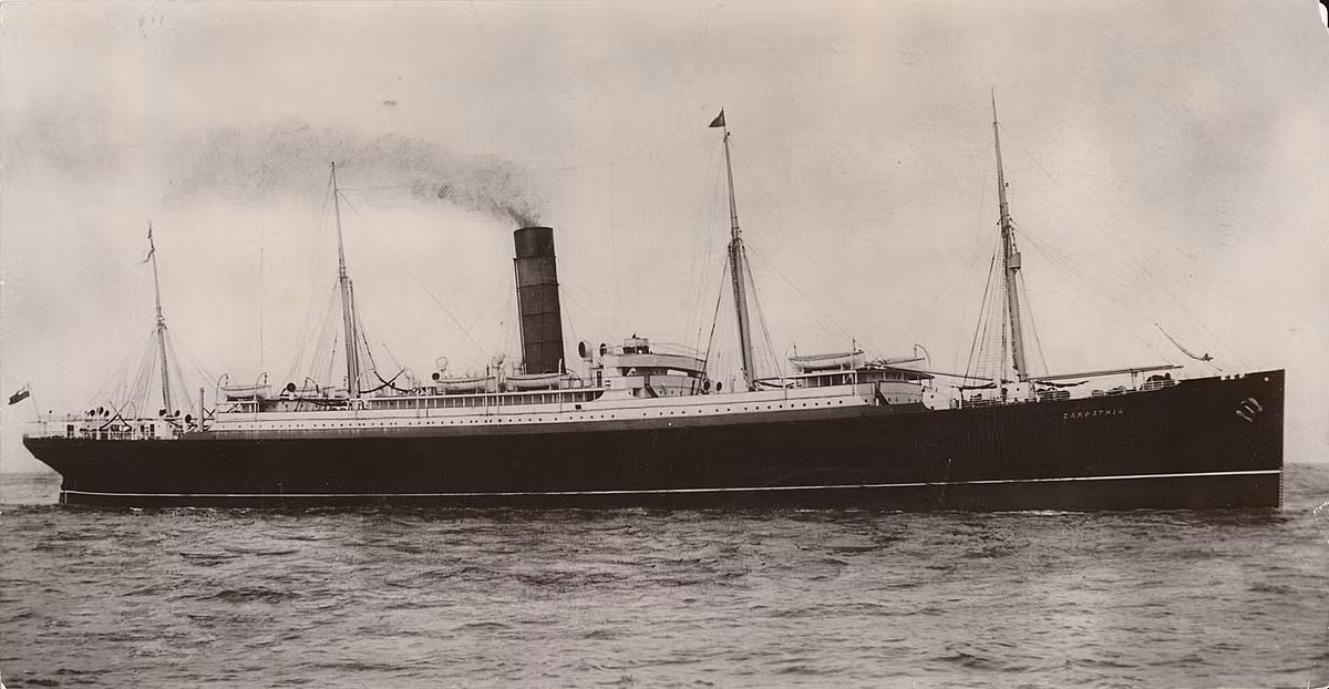 Sau đó, Harold Cottam - vận hành viên vô tuyến trên tàu RMS Carpathia (trong ảnh) nhận được những đoạn tin nhắn khẩn cấp do tàu Titanic gửi tín hiệu cấp cứu CQD yêu cầu hỗ trợ khẩn (CQD là tín hiệu cấp cứu, sau này được thay bởi SOS).