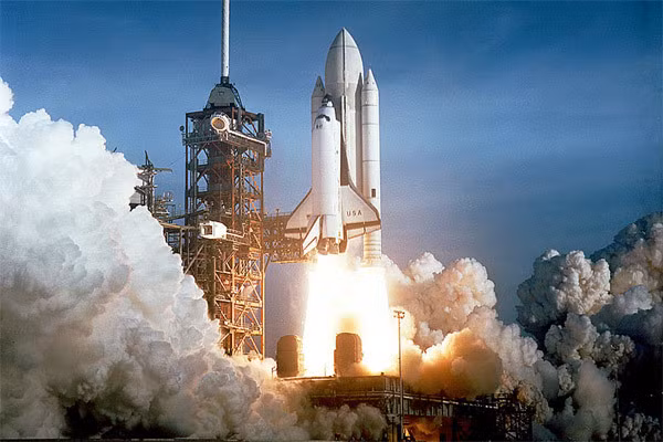 17 năm sau sự cố với tàu con thoi Challenger, NASA một lần nữa đối mặt thảm kịch tồi tệ khi tàu con thoi Columbia nổ tung trên bầu trời bang Texas trong lúc đang chuẩn bị đáp xuống Trung tâm không gian Kennedy. Thảm kịch xảy ra ngày 1/2/2003 đã khiến 7 phi hành phi tử nạn.