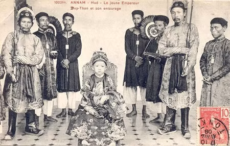 Vua Duy Tân lên ngôi lúc 7 tuổi. Trong ảnh là Vua Duy Tân chụp ảnh cùng với các quan viên triều Nguyễn.