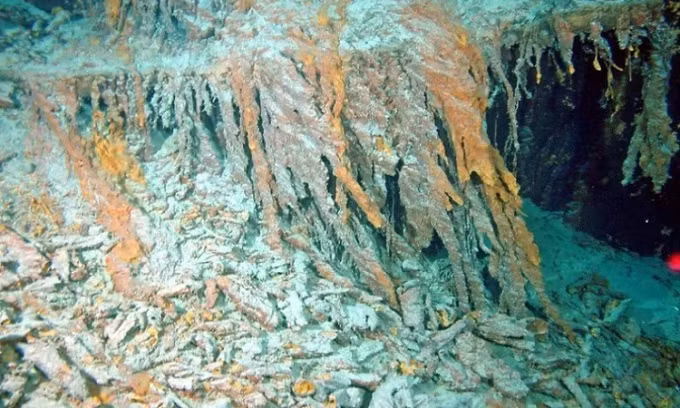 Những cột rusticle do vi khuẩn tạo ra ở mạn trái xác tàu Titanic sau hơn 100 năm "ngủ vùi" dưới nước.