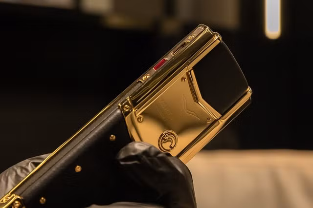 Vertu Signature V Pure Black Full Gold sở hữu nhạc chuông và âm báo độc quyền. Chúng do các nhà soạn nhạc nổi tiếng sáng tác và được trình diễn bởi dàn nhạc giao hưởng London nổi tiếng thế giới.