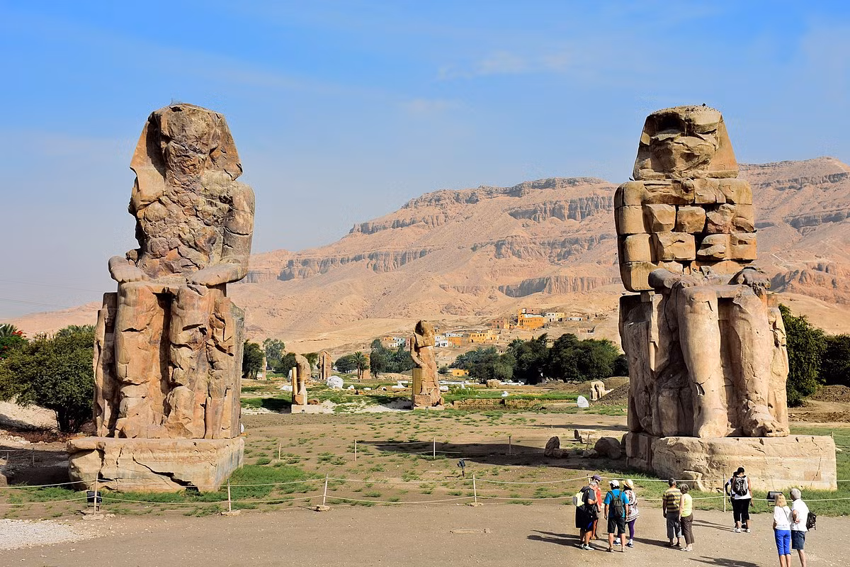 Khi đứng gần cặp tượng đá khổng lồ Memnon, người ta nghe thấy âm thanh giống như tiếng hát hoặc tiếng gió. Trong suốt nhiều năm qua, các chuyên gia chưa thể giải mã được vì sao cặp tượng này "biết hát". Dù vậy, hàng ngàn du khách ghé thăm nơi đây mỗi năm để chiêm ngưỡng 2 pho tượng kỳ bí này.