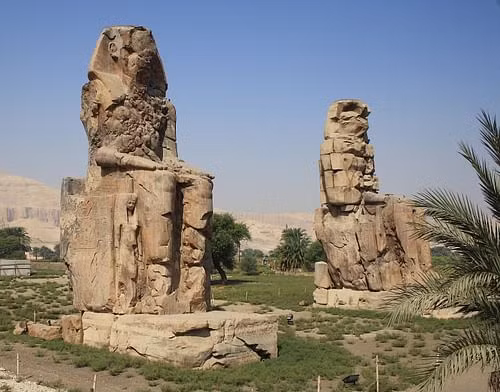 Theo các nhà nghiên cứu, cặp tượng đá khổng lồ Memnon có niên đại gần 3.400 năm tuổi, cao khoảng 18m. Hai bức tượng cổ này đứng canh gác cổng ngôi đền pharaoh Amenhotep III - người trị vì Ai Cập cổ đại hơn 3000 năm trước.