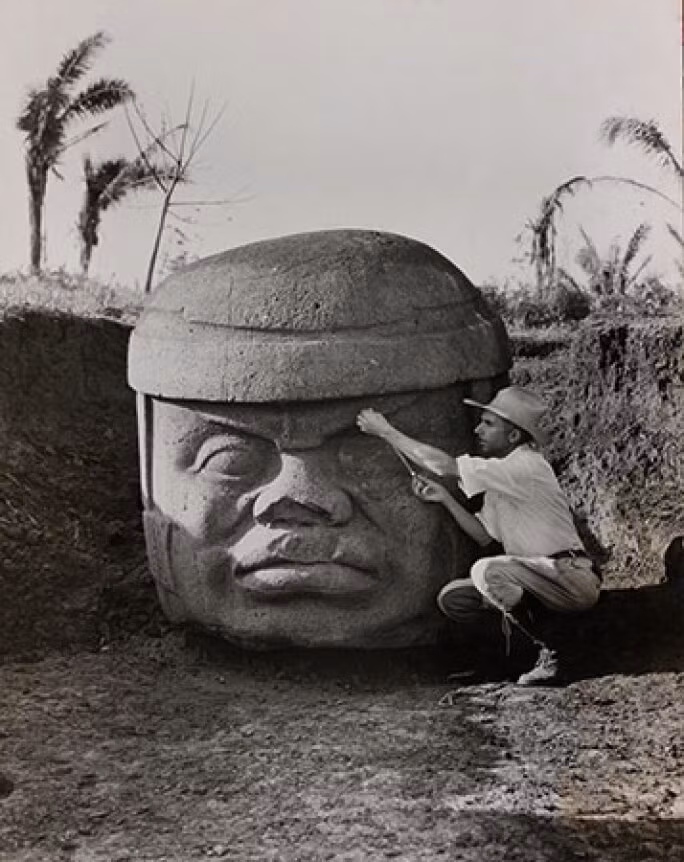 Đến nay, các nhà nghiên cứu vẫn chưa thể giải mã được người Olmec vận chuyển những khối đá khổng lồ bằng cách nào. Thêm nữa, họ có thể tạo ra những biểu cảm gương mặt sống động trên từng bức tượng.