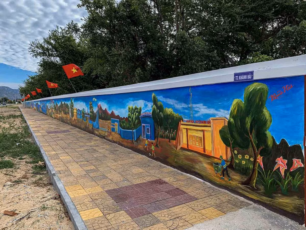 Bức bích họa này là sản phẩm của hội thi vẽ tranh "Bảo vệ môi trường, biển đảo, quê hương Ninh Hải trong xây dựng nông thôn mới" do huyện Ninh Hải phát động vào tháng 12/2022. Ảnh: Sgtiepthi.