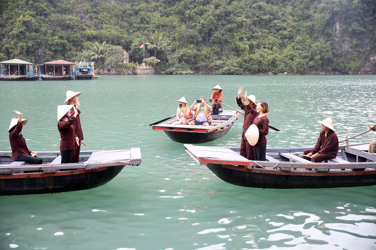 Du khách có thể trải nghiệm cuộc sống sinh hoạt của người dân địa phương như đi thuyền, thả câu bắt tôm cá, học cách đan lưới, đan giỏ mây... Ảnh: Báo Quảng Ninh.
