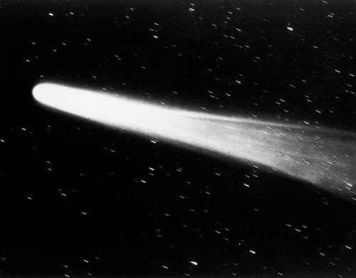 Sao chổi Halley là một trong những sao chổi nổi tiếng nhất thế giới và xuất hiện trong một số tiên đoán tận thế. Nhà văn Mark Twain cũng góp phần giúp nhiều người biết đến sao chổi Halley hơn khi ông chào đời và qua đời cùng ngày sao chổi này xuất hiện trên bầu trời.