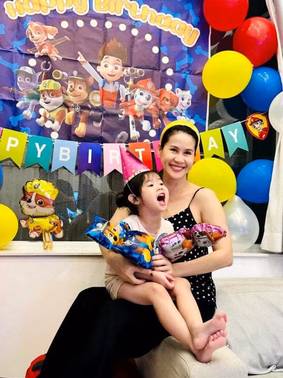 Mỹ nhân cùng tên Hà: Người gia đình viên mãn, người làm mẹ đơn thân - Hình 2 My nhan cung ten Ha: Nguoi gia dinh vien man, nguoi lam me don than-Hinh-2