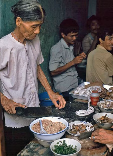 Ngoài bán bia, một số cửa hàng bán đồ nhậu ăn kèm như lòng dồi.