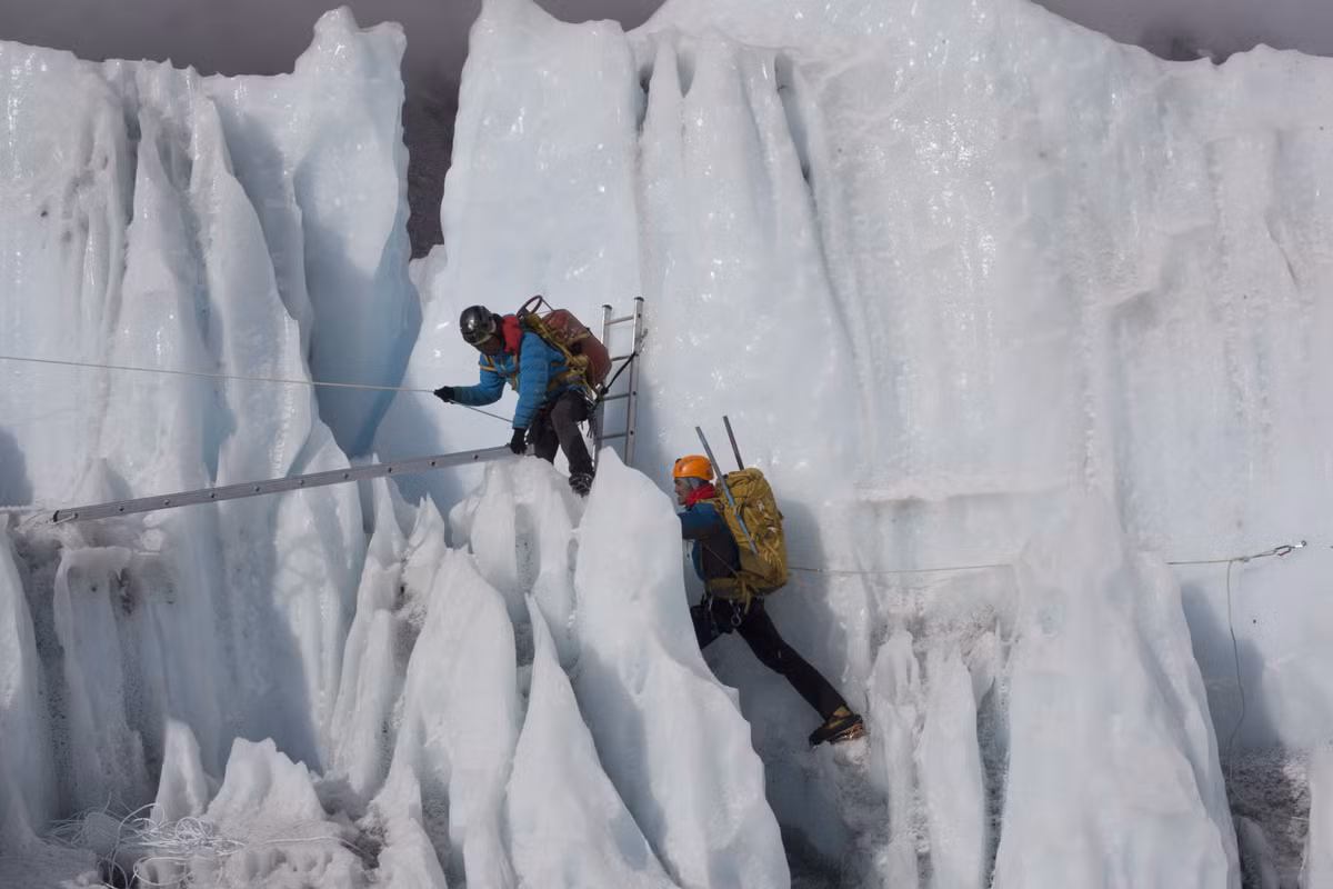 Theo một thống kê, hơn 200 người đã chết trong khi leo núi Everest. Thế nhưng, mỗi năm vẫn có rất nhiều nhà leo núi mạo hiểm tính mạng để chinh phục đỉnh Everest dù tốn rất nhiều tiền, thậm chí đánh cược mạng sống.