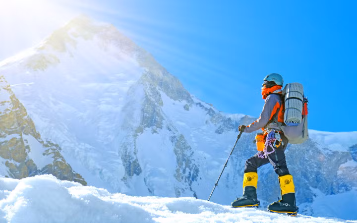 Khi chinh phục đỉnh Everest, các nhà leo núi đối mặt với nhiều nguy hiểm do địa hình phức tạp, thời tiết khắc nghiệt, tuyết lở, trượt chân ngã, thiếu oxy, khó hít thở bình thường khi càng lên cao...